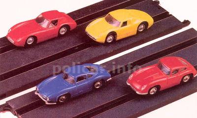 In senso orario:<br>Porsche 904 (giallo), Jagurar XKE (rosso), Giulietta SS (blu), Ferrari 250GTO/64 (rosso)